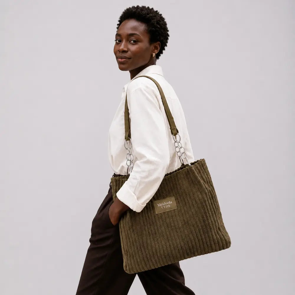 Sac cabas Kaki — Éva porté en studio, cadrage buste