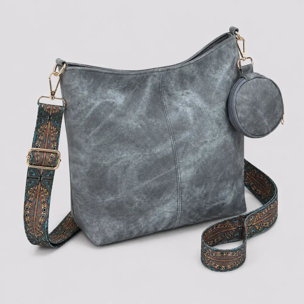 Grand sac bandoulière Bleu — Romane, vue trois-quarts sur fond studio