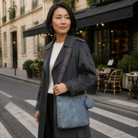 Grand sac bandoulière Bleu — Romane porté en situation lifestyle à Paris