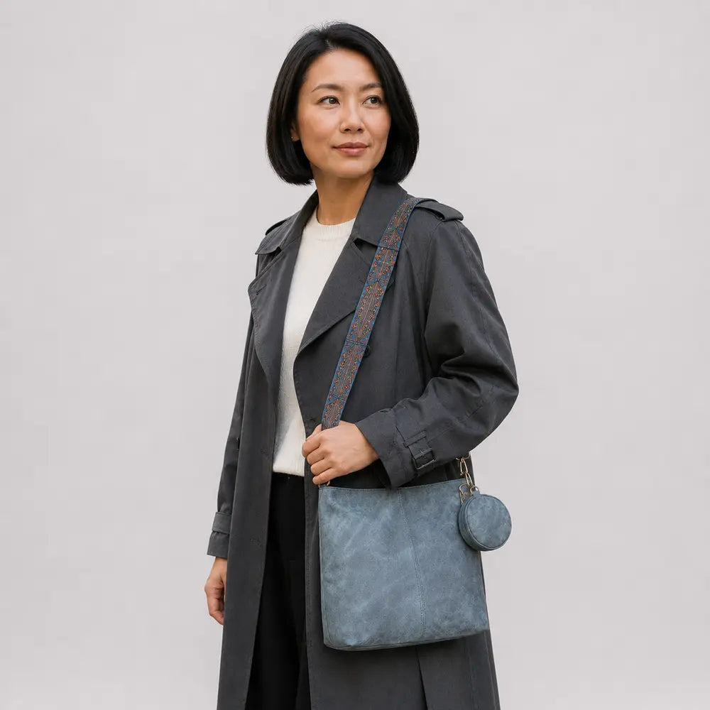 Grand sac bandoulière Bleu — Romane porté en studio, cadrage buste