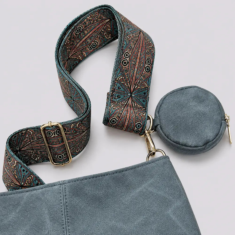 Grand sac bandoulière Bleu — Romane, détail de la sangle et de la pochette
