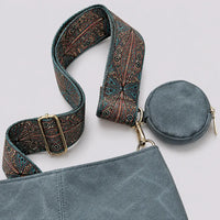 Grand sac bandoulière Bleu — Romane, détail de la sangle et de la pochette