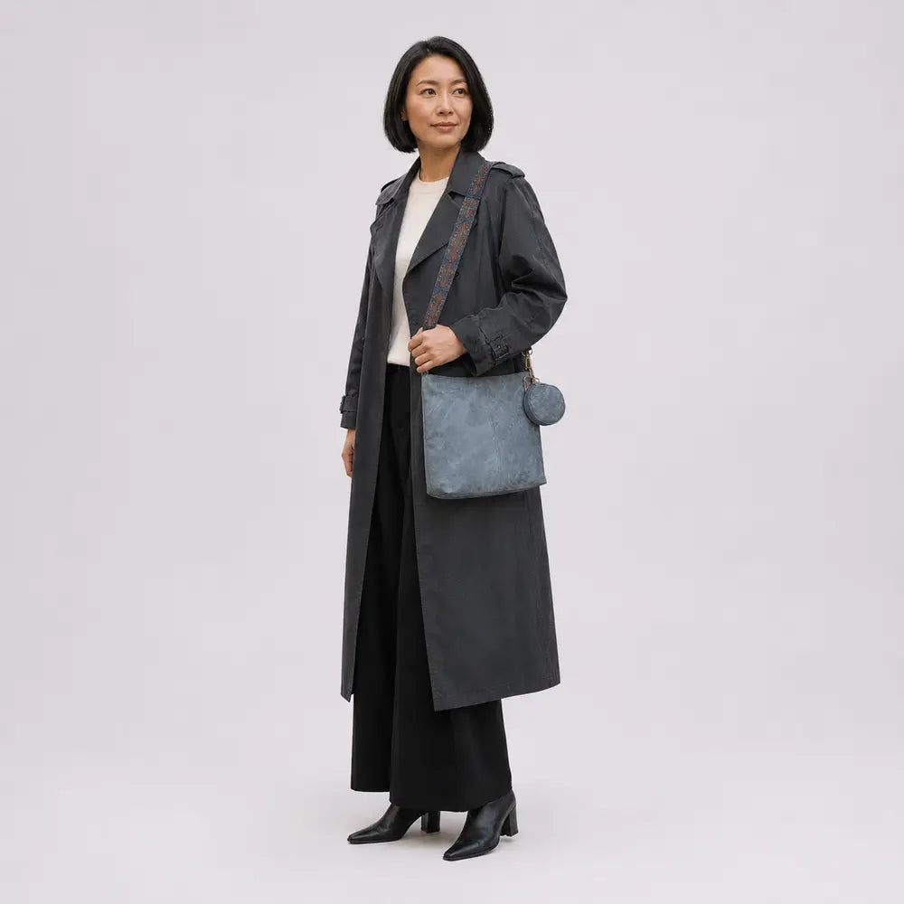 Grand sac bandoulière Bleu — Romane porté en studio plein pied