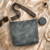 Grand sac bandoulière Bleu — Romane en flatlay éditorial ENNA