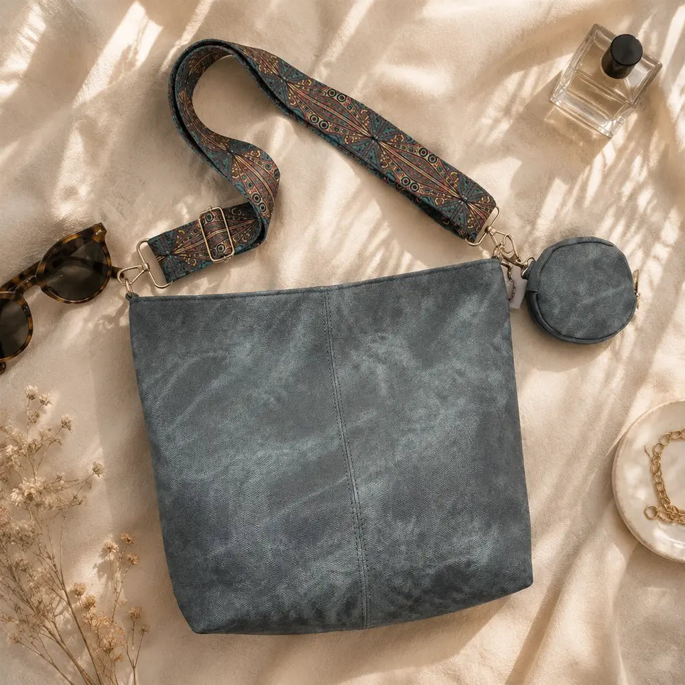 Grand sac bandoulière Bleu — Romane en flatlay éditorial ENNA