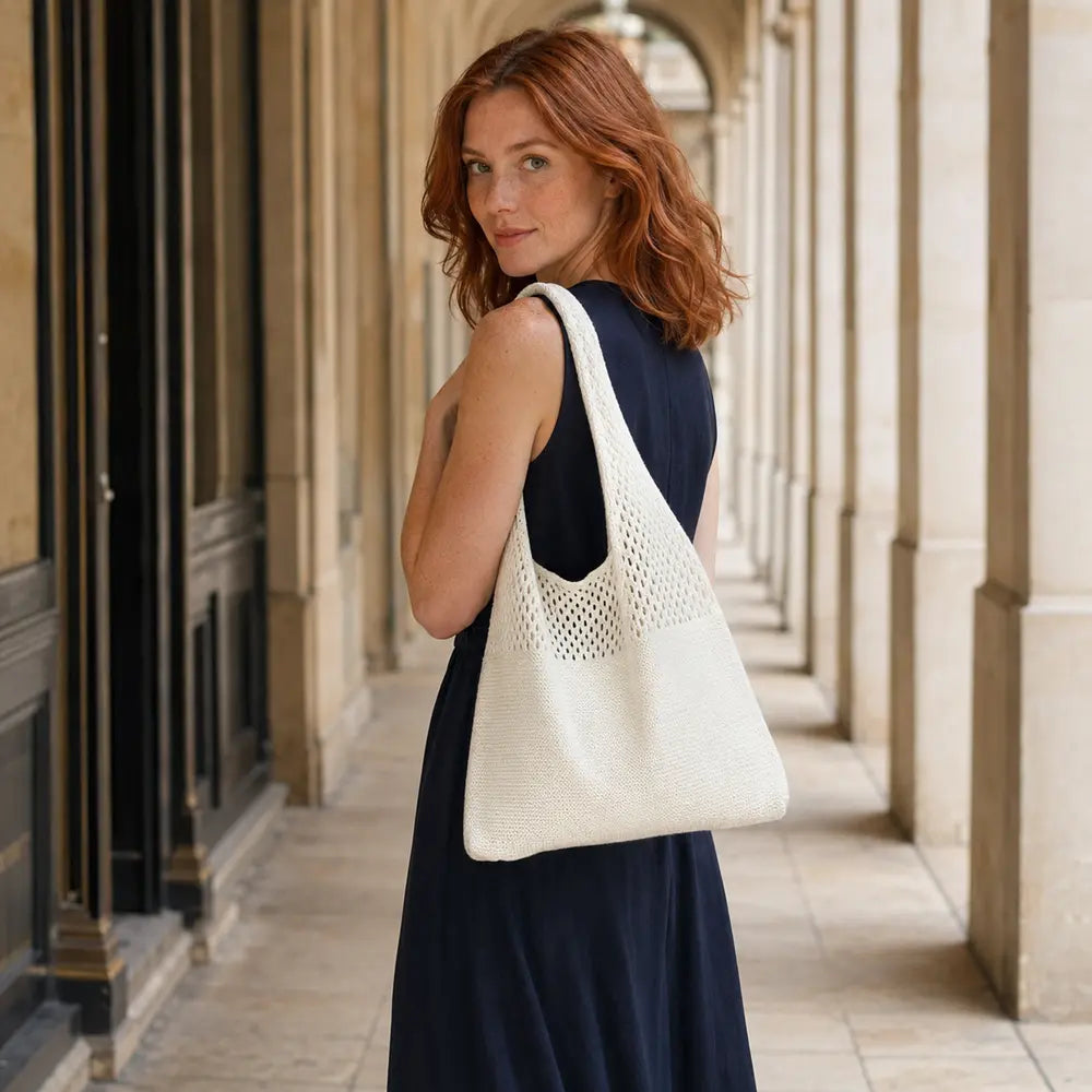 Sac cabas Blanc — Clara porté en situation lifestyle à Paris