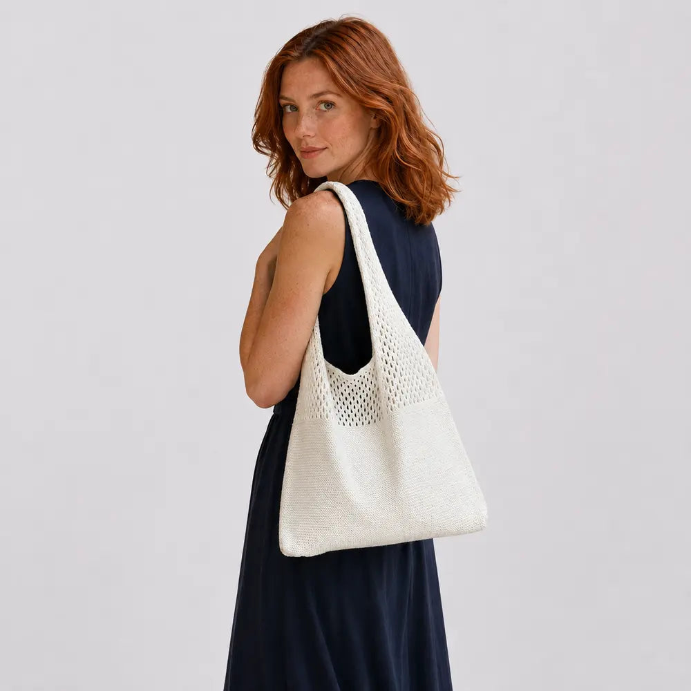 Sac cabas Blanc — Clara porté en studio, cadrage buste