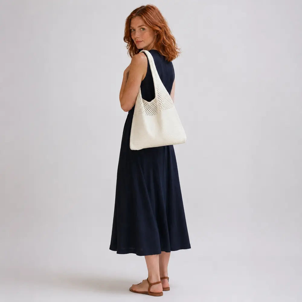 Sac cabas Blanc — Clara porté en studio plein pied