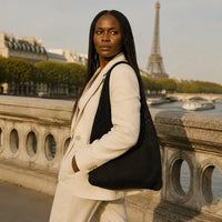 Sac cabas Noir — Clara porté en situation lifestyle à Paris