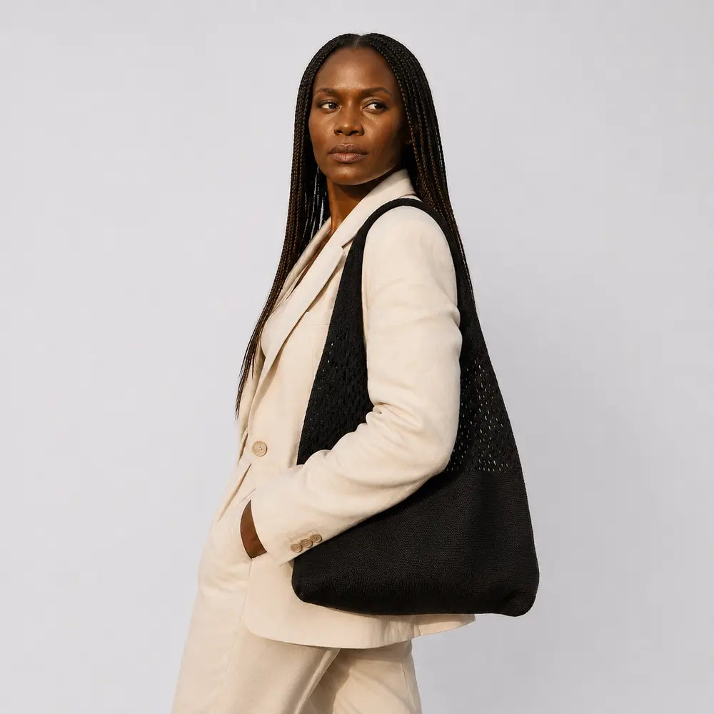 Sac cabas Noir — Clara porté en studio, cadrage buste