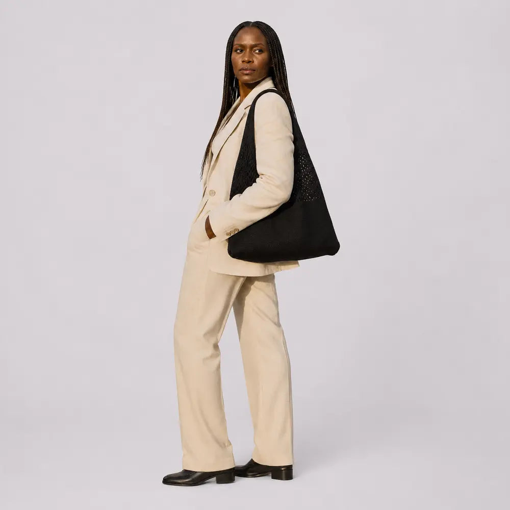 Sac cabas Noir — Clara porté en studio plein pied