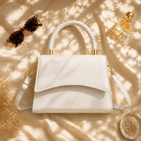 Petit sac à main effet crocodile Agathe blanc en flatlay éditorial