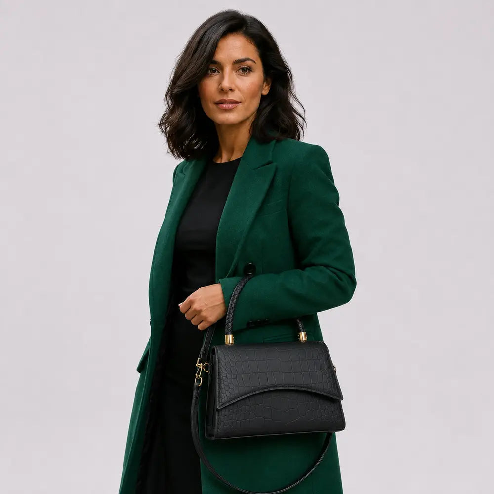 Petit sac Agathe noir porté en studio, vue buste