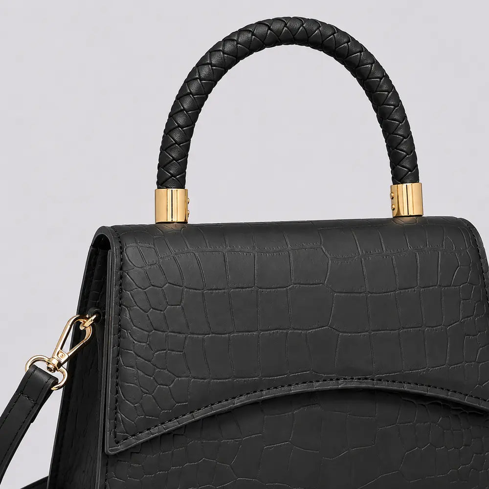 Sac Agathe noir, détail de l’anse et des finitions dorées