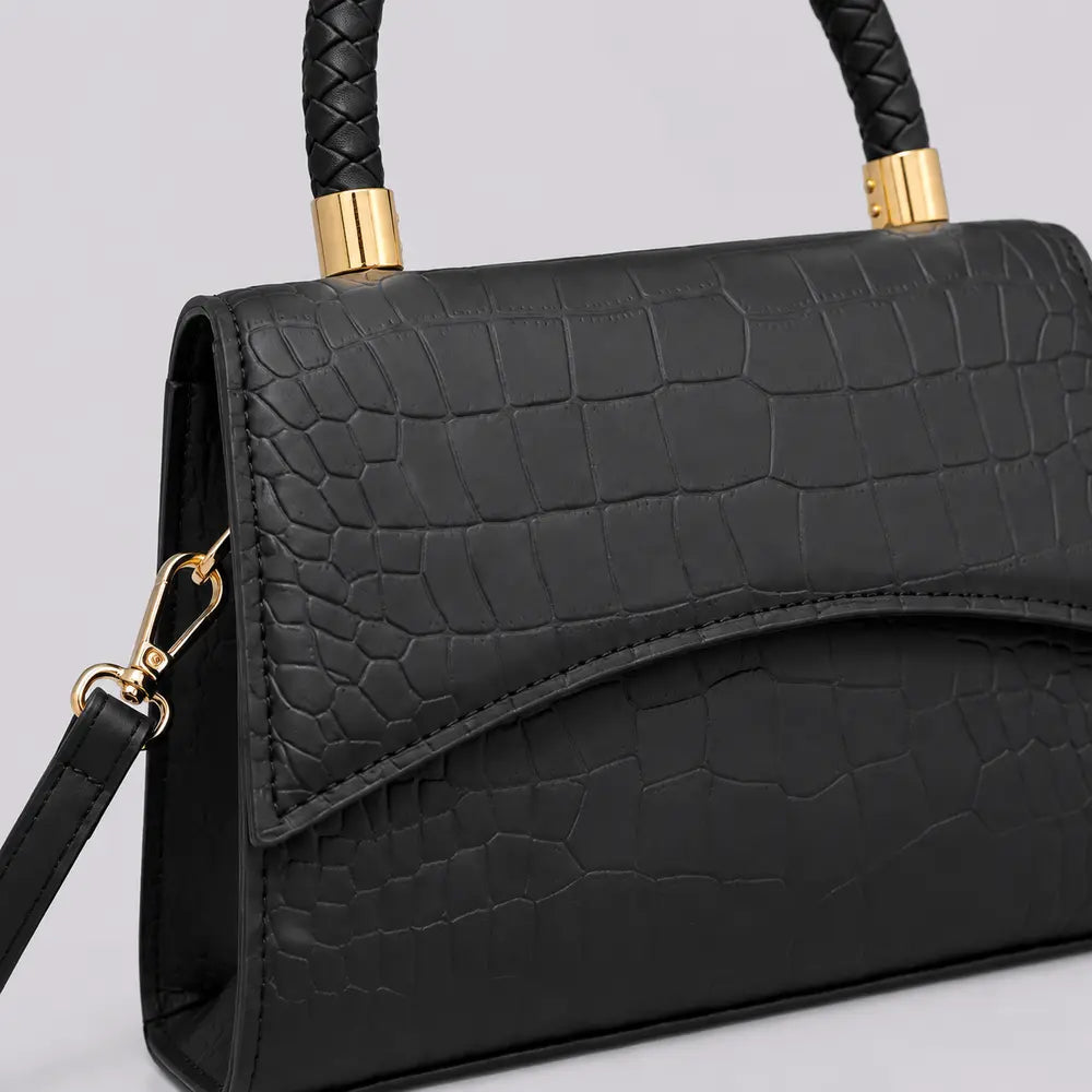 Sac Agathe noir, zoom sur la matière effet crocodile