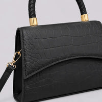 Sac Agathe noir, zoom sur la matière effet crocodile