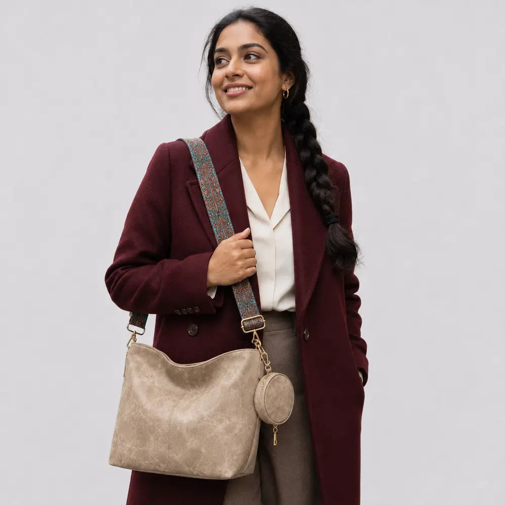 Sac bandoulière vintage Aliénor kaki porté en studio, vue buste