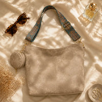 Sac bandoulière vintage Aliénor kaki en flatlay éditorial