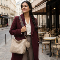 Sac bandoulière vintage Aliénor kaki porté en lifestyle à Paris