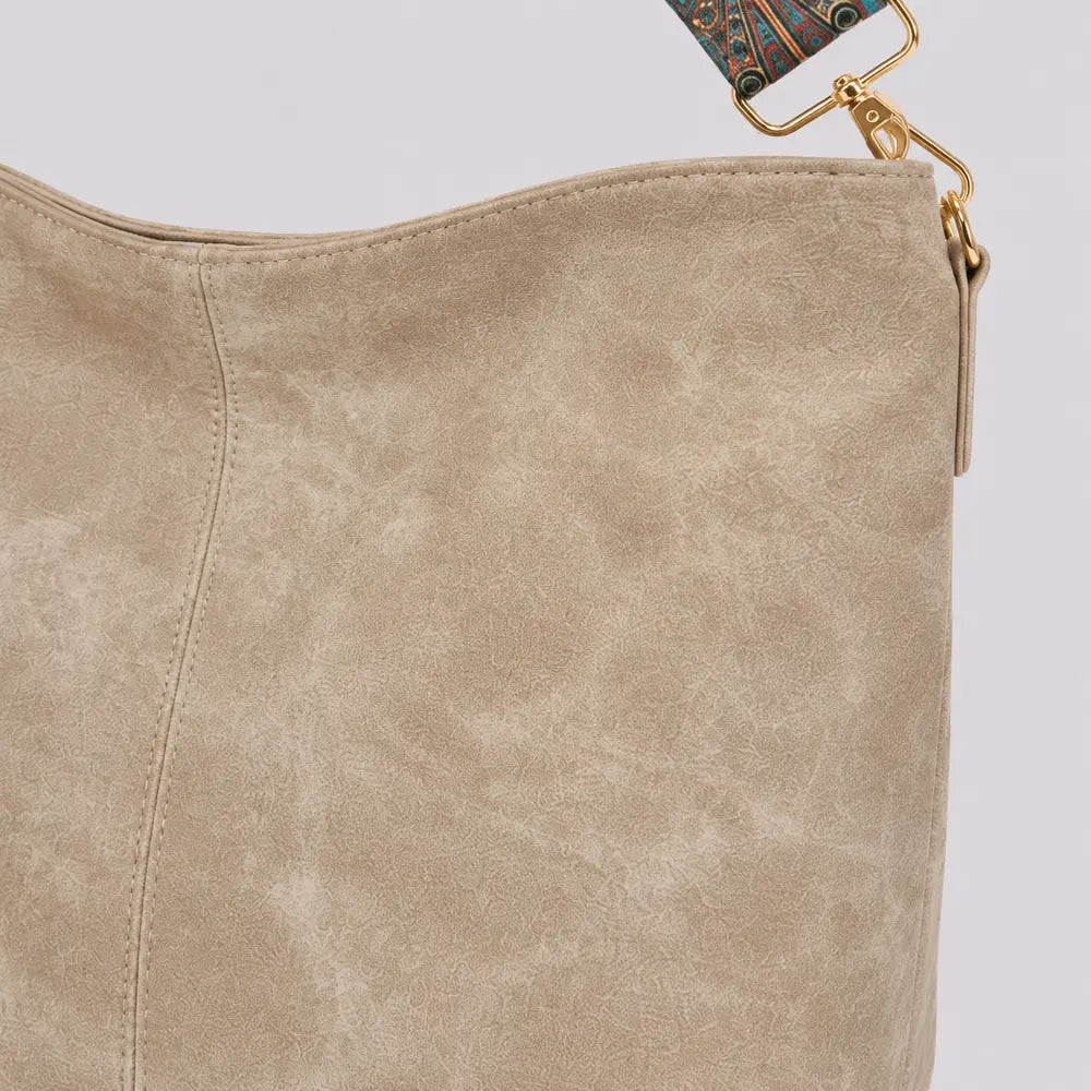 Sac Aliénor kaki, zoom sur la matière effet daim