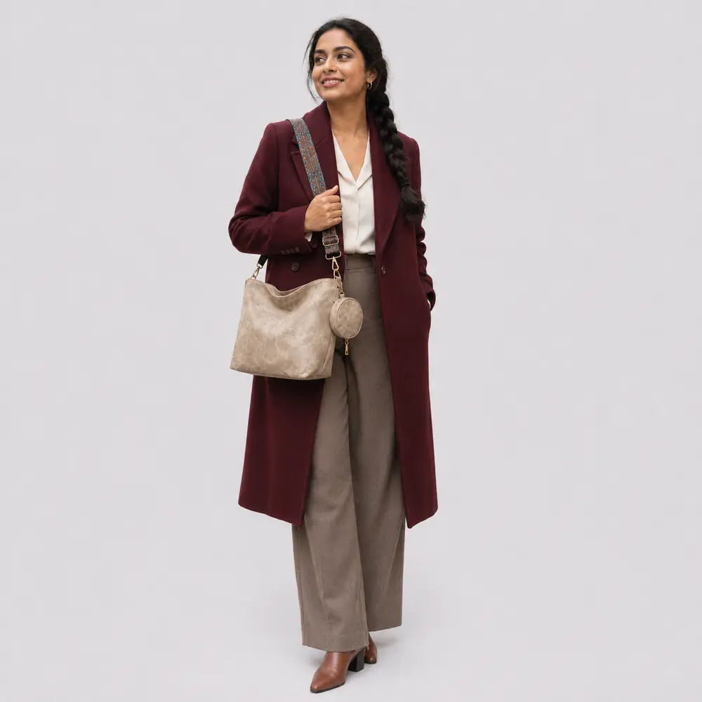 Sac bandoulière vintage Aliénor kaki porté en studio plein pied
