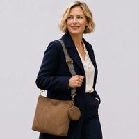 Sac bandoulière vintage Aliénor marron porté en studio, vue buste