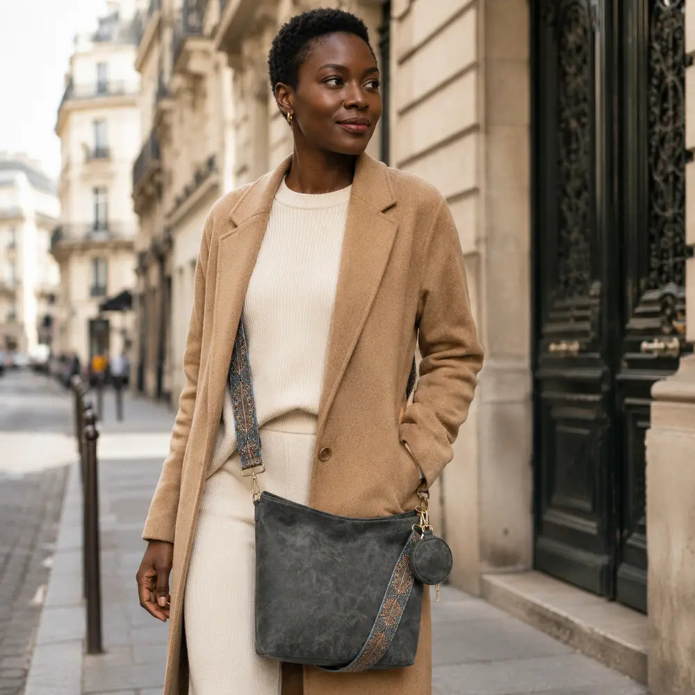 Sac bandoulière vintage Aliénor noir porté en lifestyle à Paris