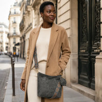 Sac bandoulière vintage Aliénor noir porté en lifestyle à Paris