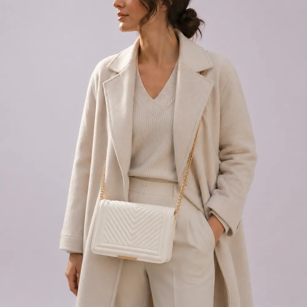 Petit sac bandoulière Anaëlle Blanc cassé porté en studio, cadrage buste