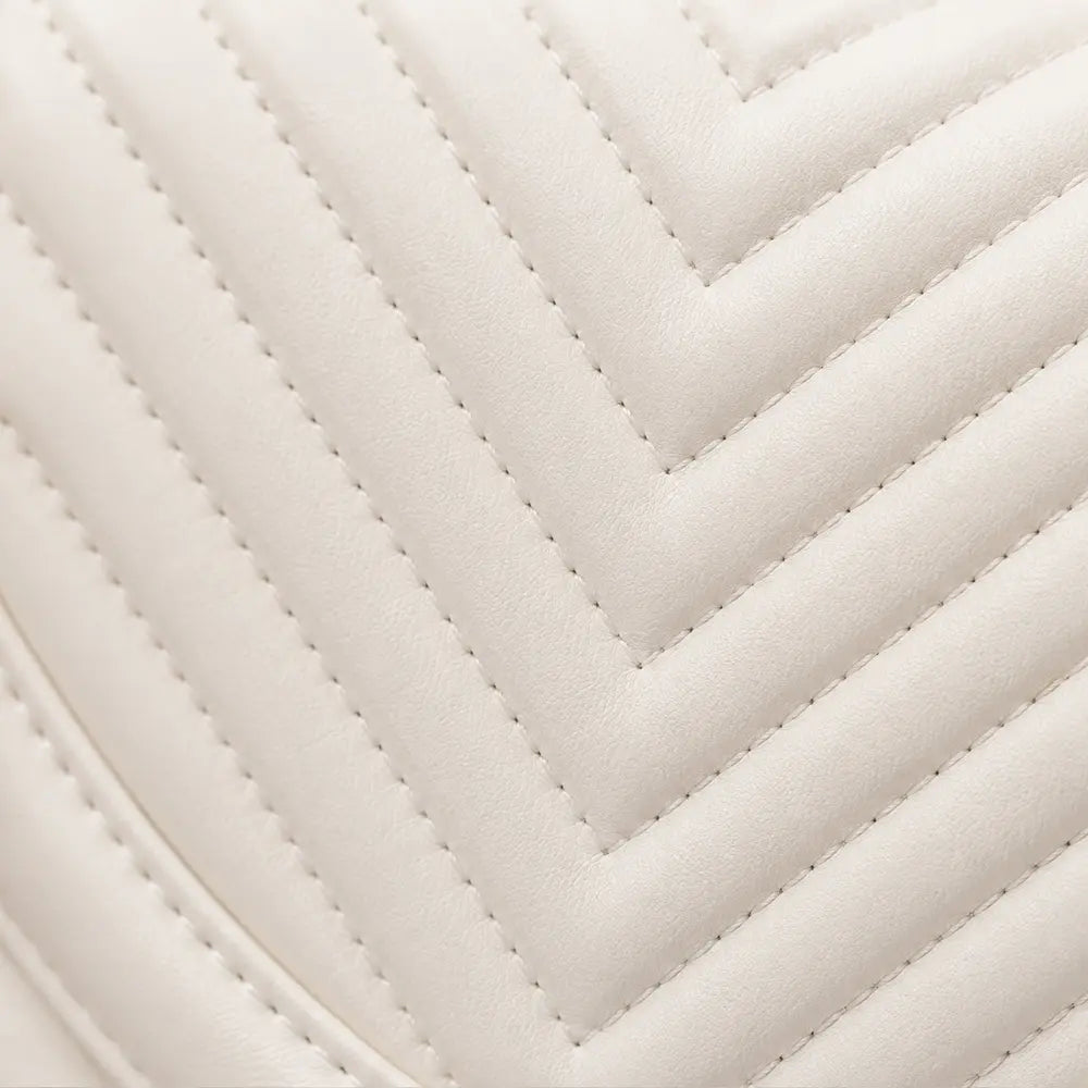 Petit sac bandoulière Anaëlle Blanc cassé, zoom sur la matière matelassée