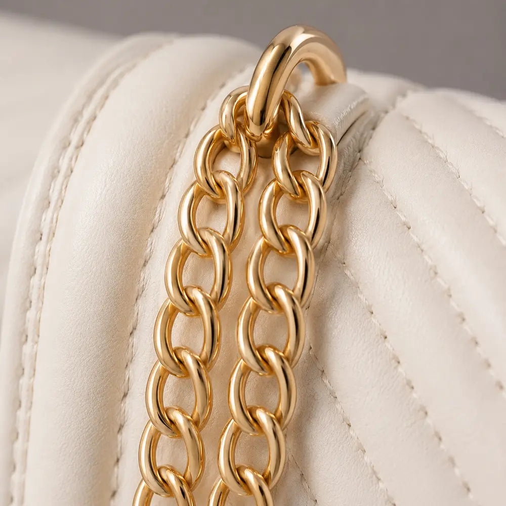 Petit sac bandoulière Anaëlle Blanc cassé, détail de la chaîne dorée