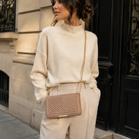 Petit sac bandoulière Anaëlle Marron clair porté dans une rue parisienne