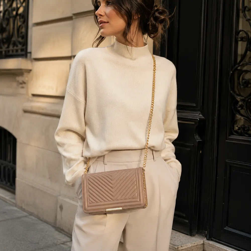 Petit sac bandoulière Anaëlle Marron clair porté dans une rue parisienne