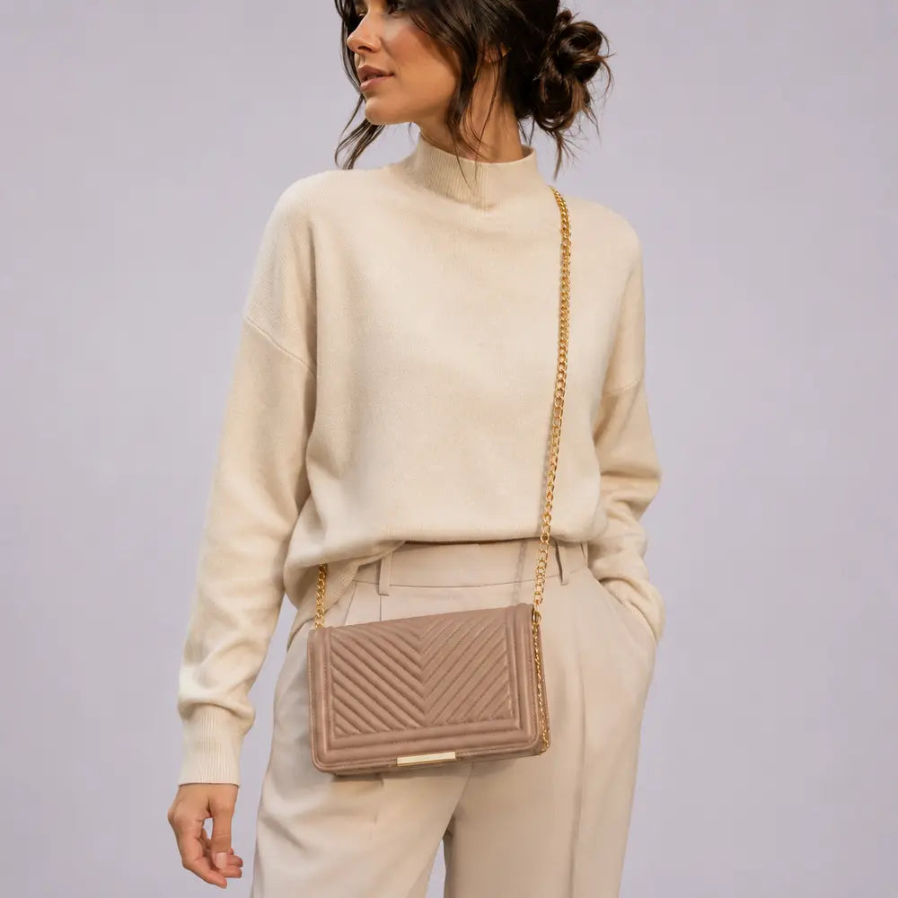 Petit sac bandoulière Anaëlle Marron clair porté en studio, cadrage buste