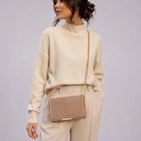 Petit sac bandoulière Anaëlle Marron clair porté en studio, cadrage buste