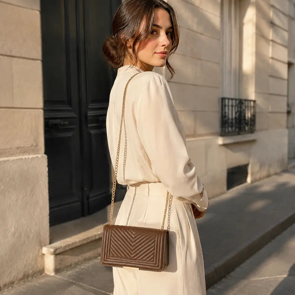 Petit sac bandoulière Anaëlle Marron foncé porté dans une rue parisienne
