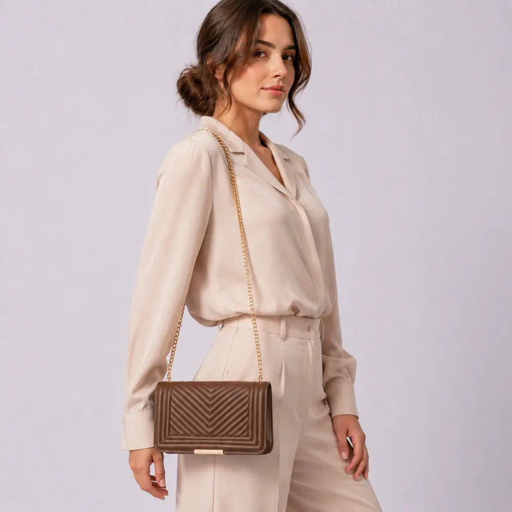 Petit sac bandoulière Anaëlle Marron foncé porté en studio, cadrage buste