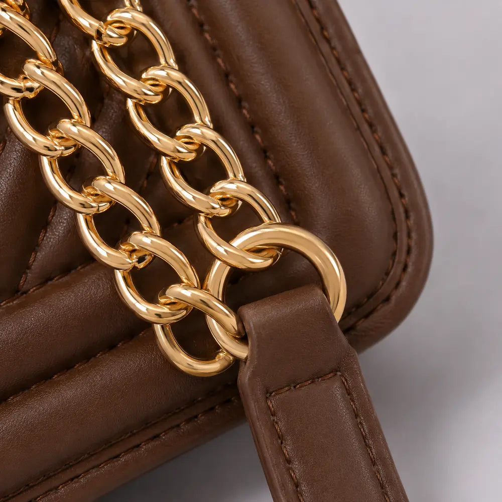 Petit sac bandoulière Anaëlle Marron foncé, détail de la chaîne dorée