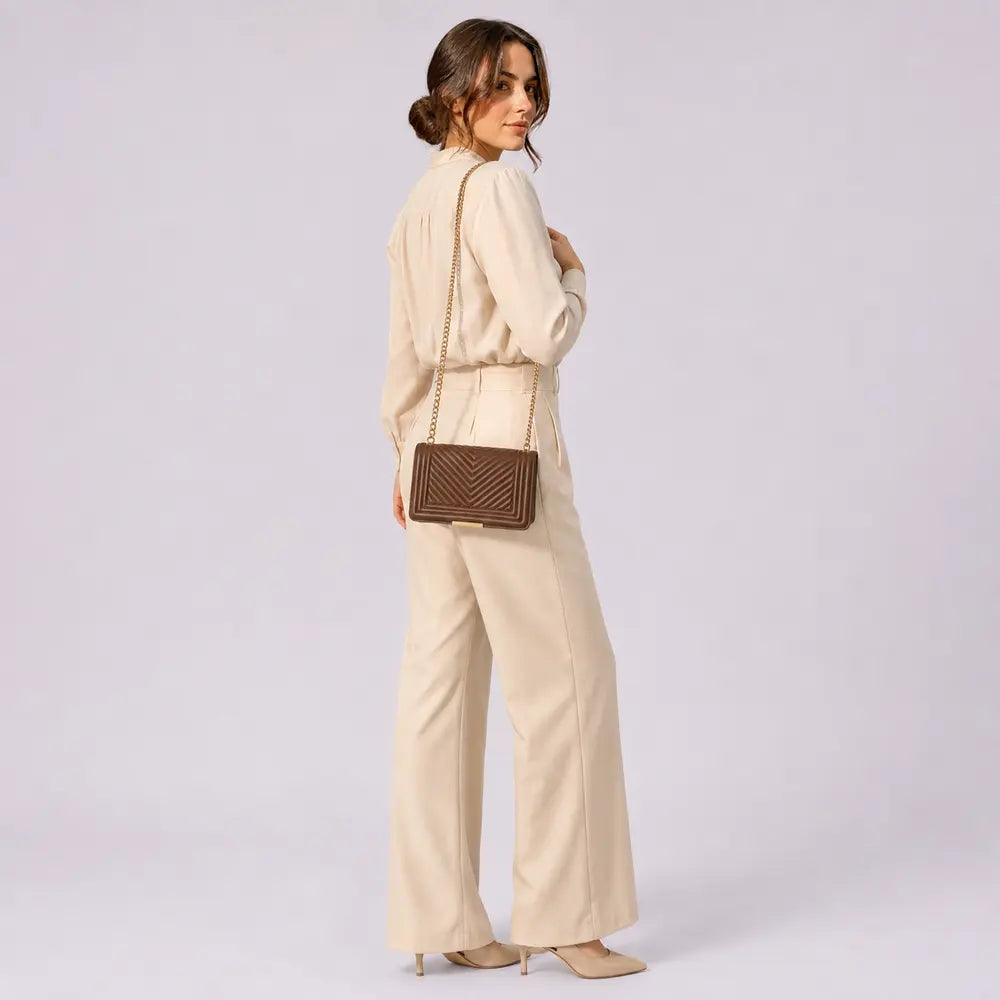 Petit sac bandoulière Anaëlle Marron foncé porté en studio plein pied