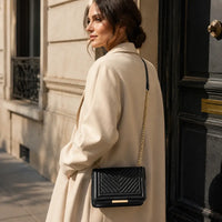 Petit sac bandoulière Anaëlle Noir porté dans une rue parisienne