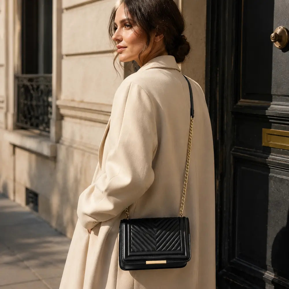 Petit sac bandoulière Anaëlle Noir porté dans une rue parisienne