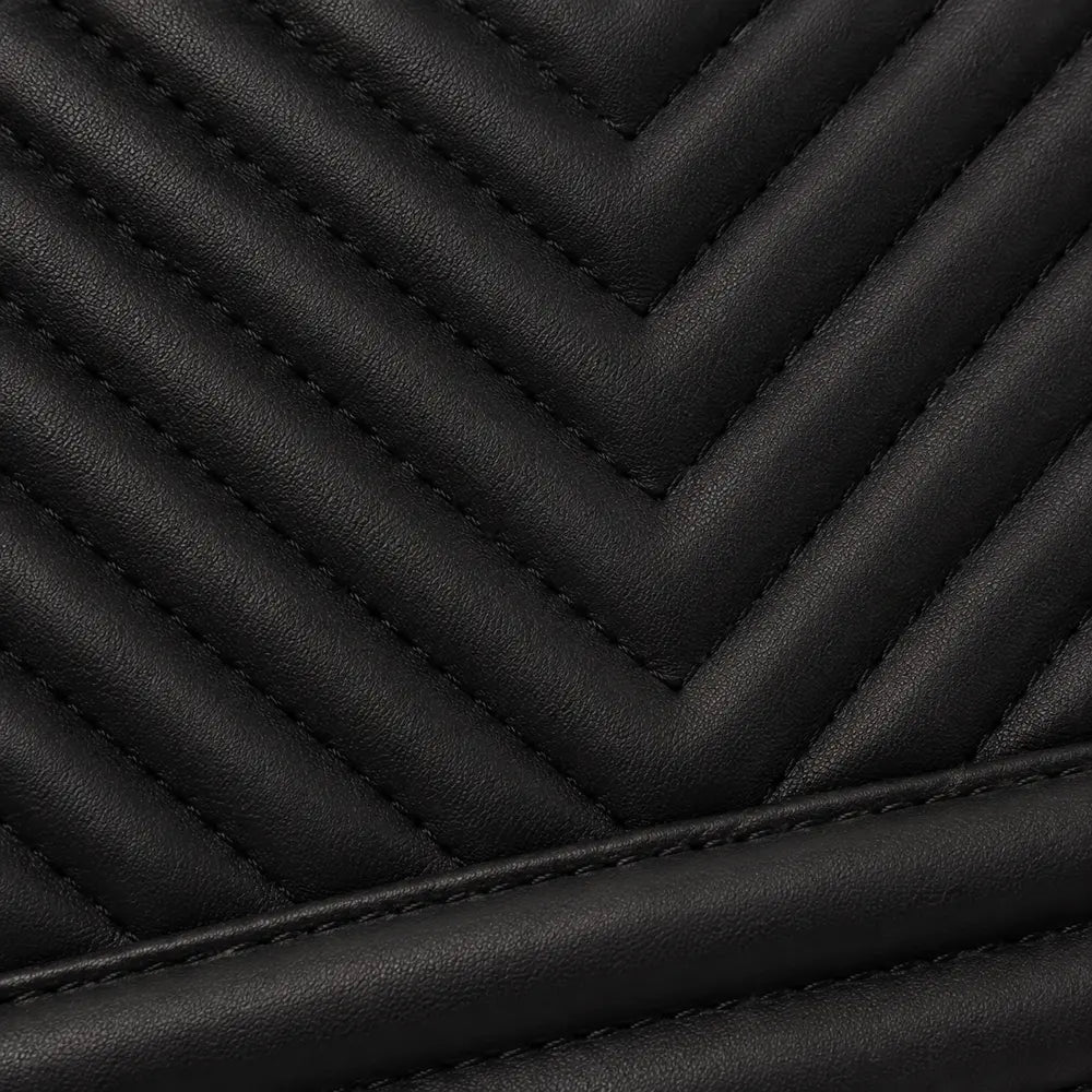 Petit sac bandoulière Anaëlle Noir, zoom sur la matière matelassée
