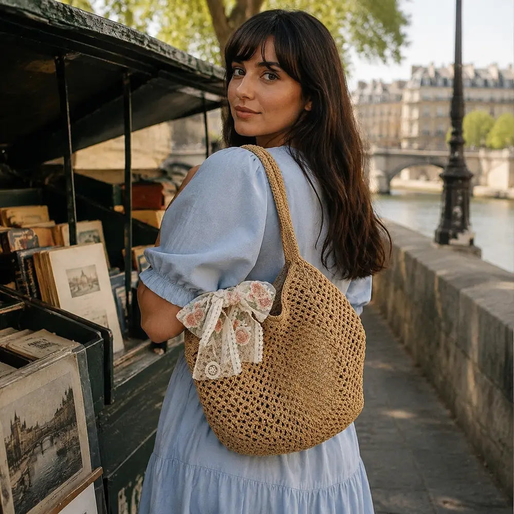 Sac en crochet à nœud — Apolline, porté lifestyle à Paris