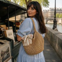 Sac en crochet à nœud — Apolline, porté lifestyle à Paris