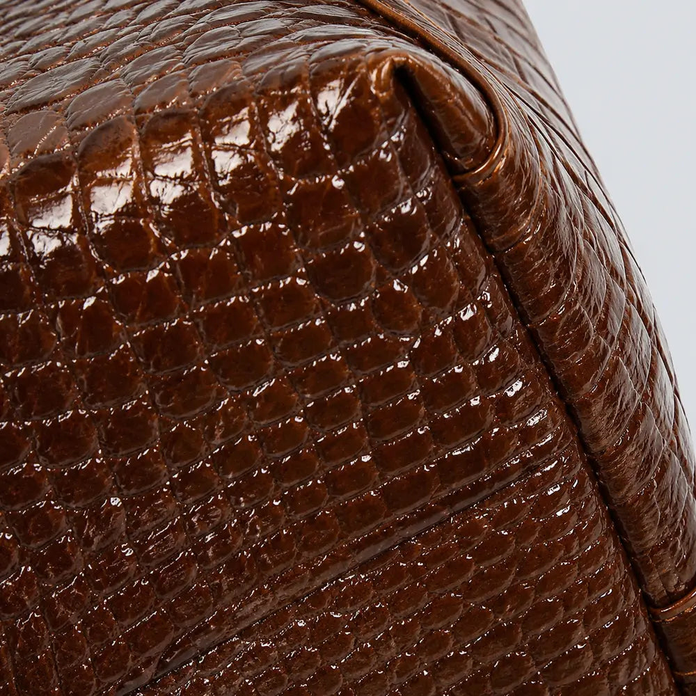 Sac à main Marron — Arielle, zoom sur la matière effet crocodile