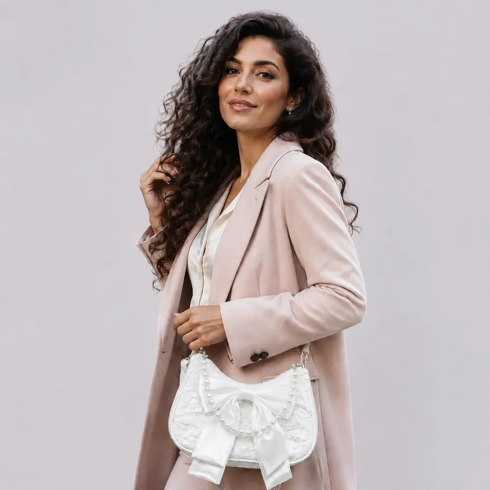 Sac à main perlé Célestine blanc porté en studio, vue buste