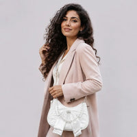 Sac à main perlé Célestine blanc porté en studio, vue buste