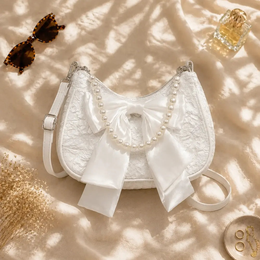 Sac à main perlé Célestine blanc en flatlay éditorial