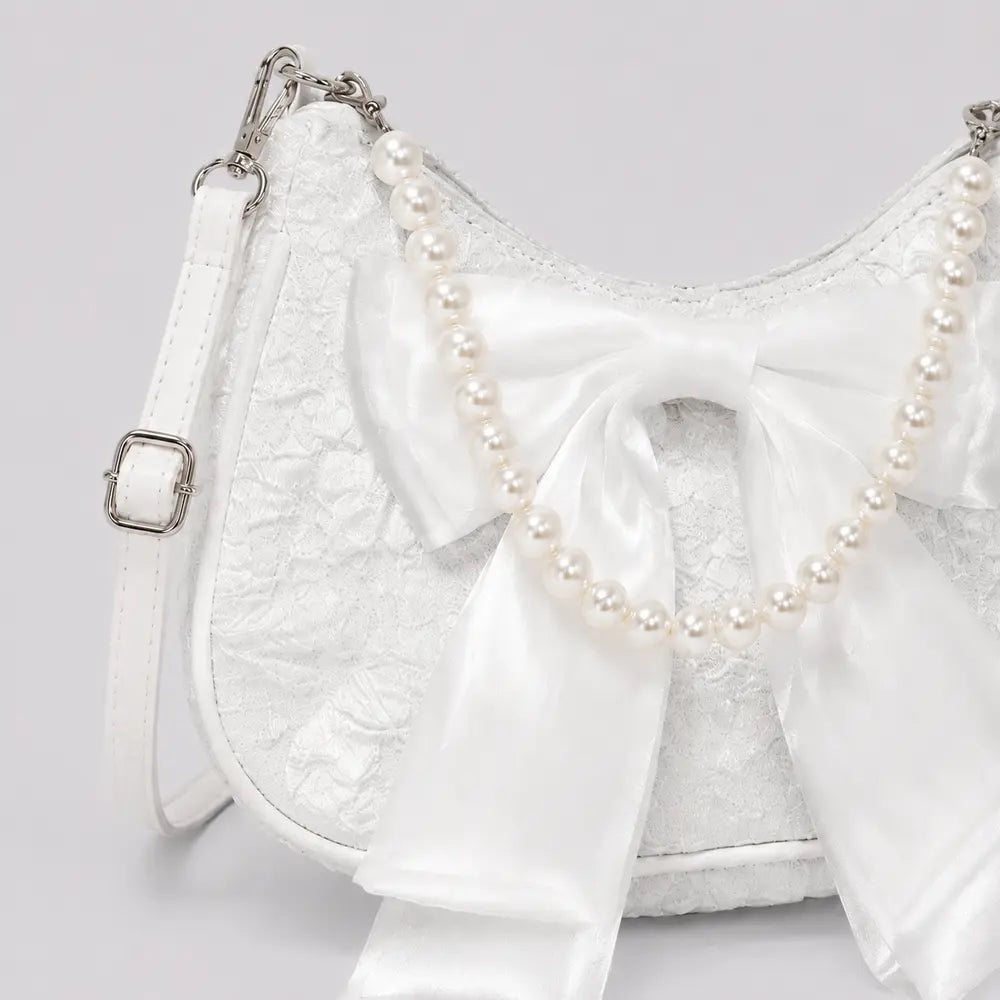Sac Célestine blanc, zoom sur le satin matelassé