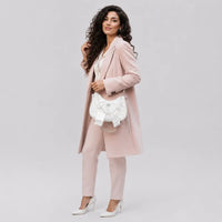 Sac à main perlé Célestine blanc porté en studio plein pied